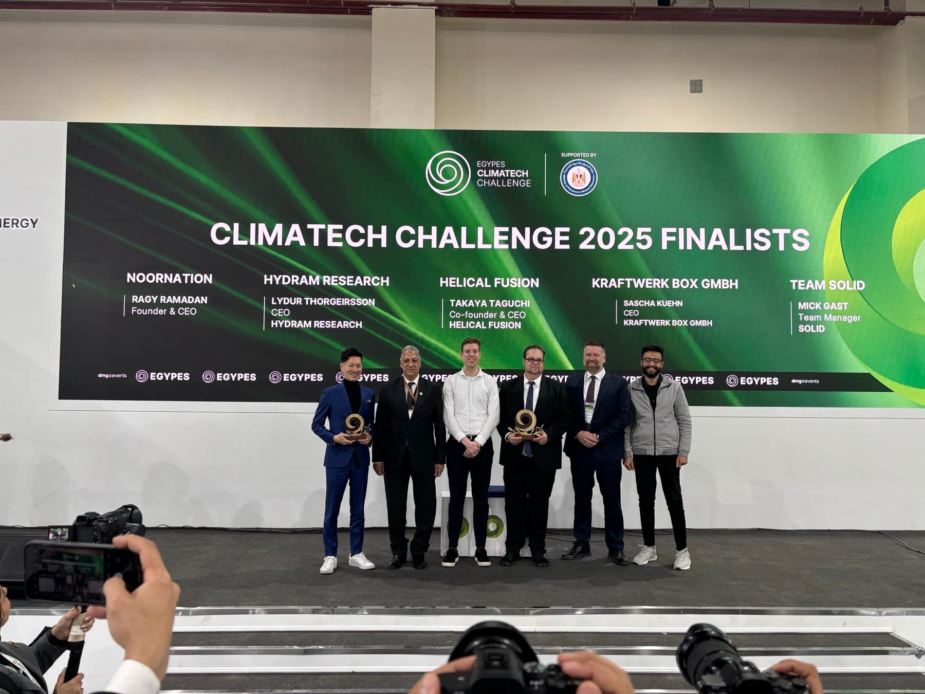 kraftwerk CEO Sascha Kühn with the EGYPES Climatech Challenge 2025 trophy among the finalists